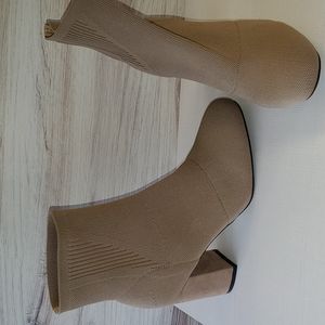 NWT MIA Braxton Bootie Dark Sand 9